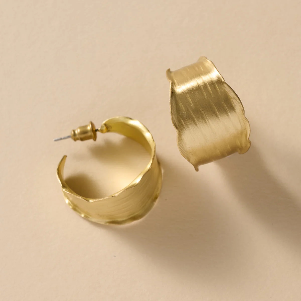 EARRING DIVA HAMMERED BRASS HOOP